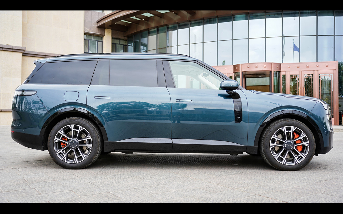 Сбоку Lynk & Co 900 выглядит как Range Rover