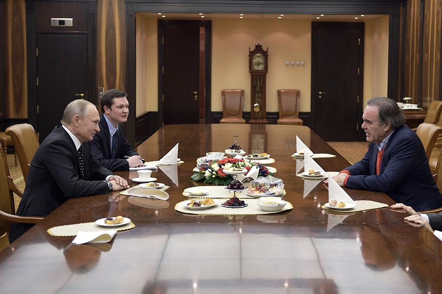 Владимир Путин и Оливер Стоун во время встречи, 2017 год