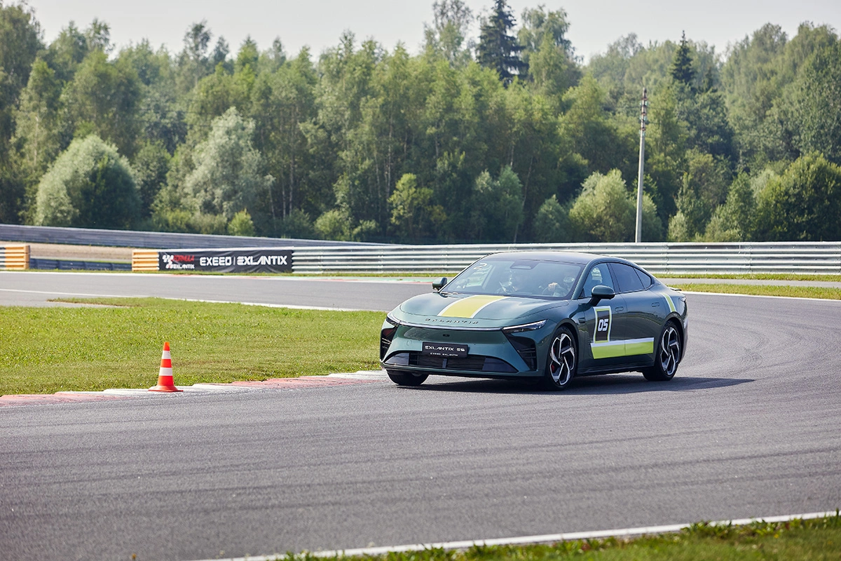 Город, трасса, трек: как новому Exlantix ES удается быть идеальным везде