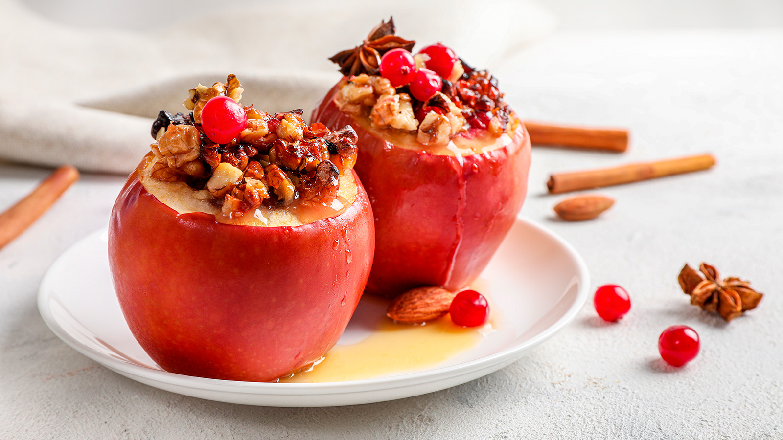 Запеченные яблоки с орехами будут вкусными как в теплом, так и в холодном виде