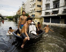 Бангкок уходит под воду, жители в спешке покидают свои дома