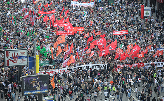 Участники акции &laquo;Марш миллионов&raquo; во&nbsp;время шествия по&nbsp;улице Большая Якиманка. 6 мая 2012 года


