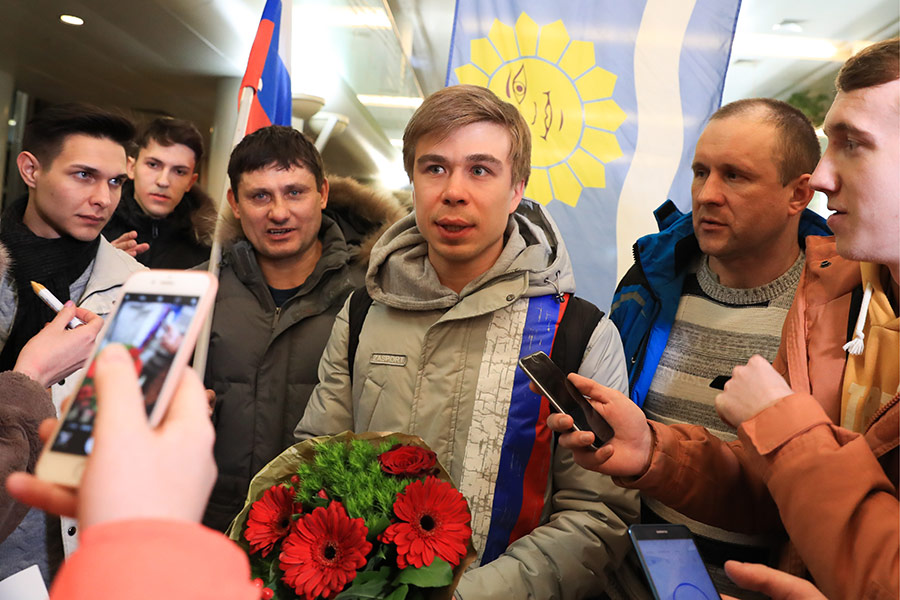 Российский конькобежец Семен Елистратов (в центре)