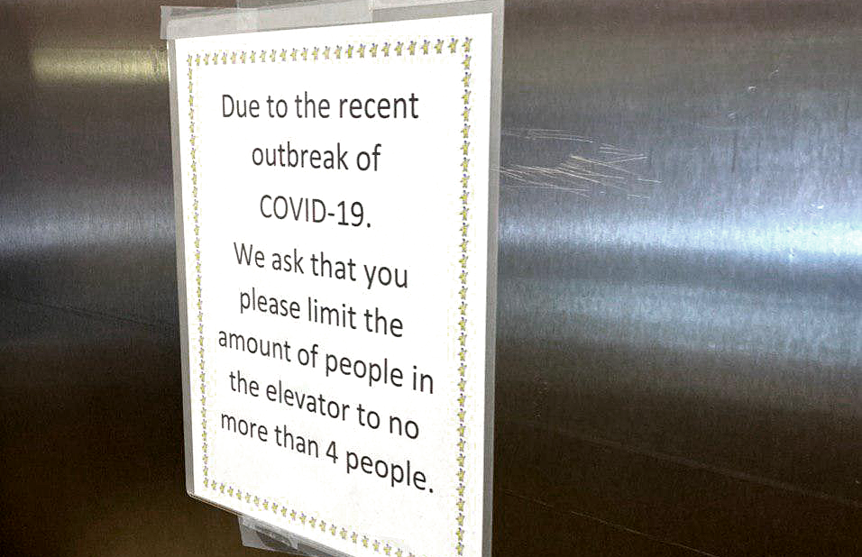 &laquo;В связи с распространением COVID 19, мы просим ограничить количество пассажиров в лифте до четырех человек&raquo;