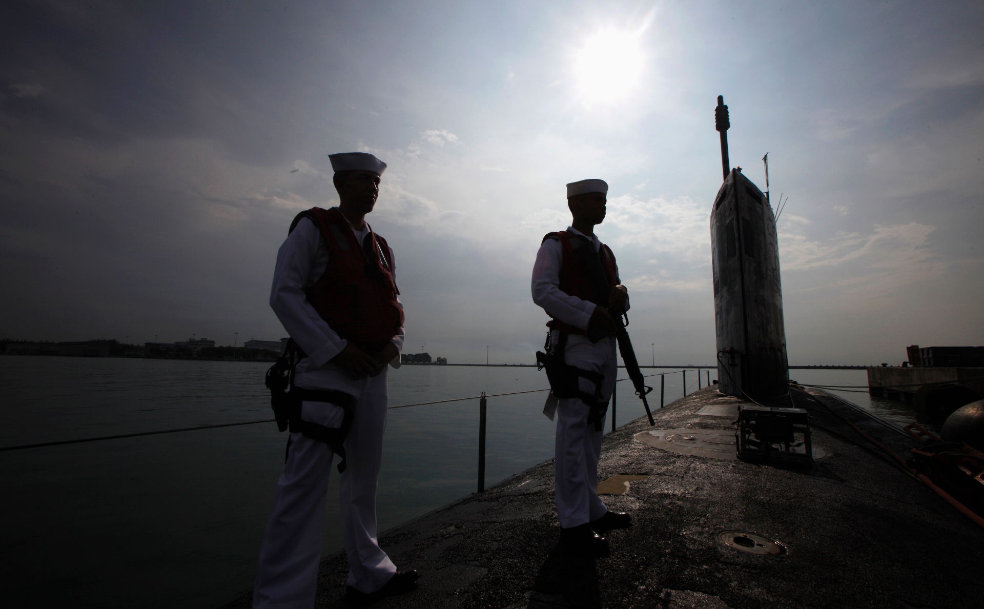 Служащие ВМС США на страже у подводной лодки USS North Carolina (SSN-777), пришвартованной на военно-морской базе Чанги в Сингапуре
