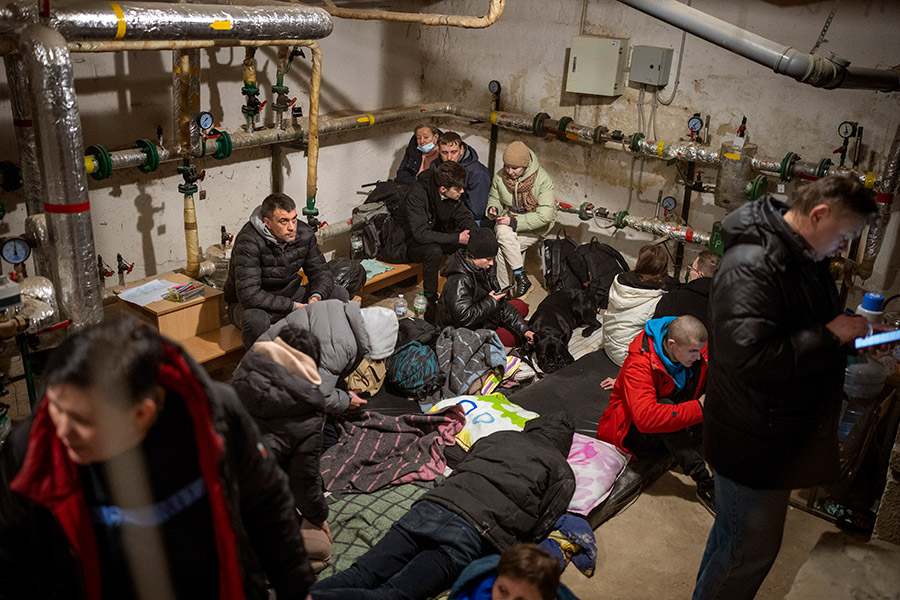 Люди укрываются в подвале одного из зданий в Киеве