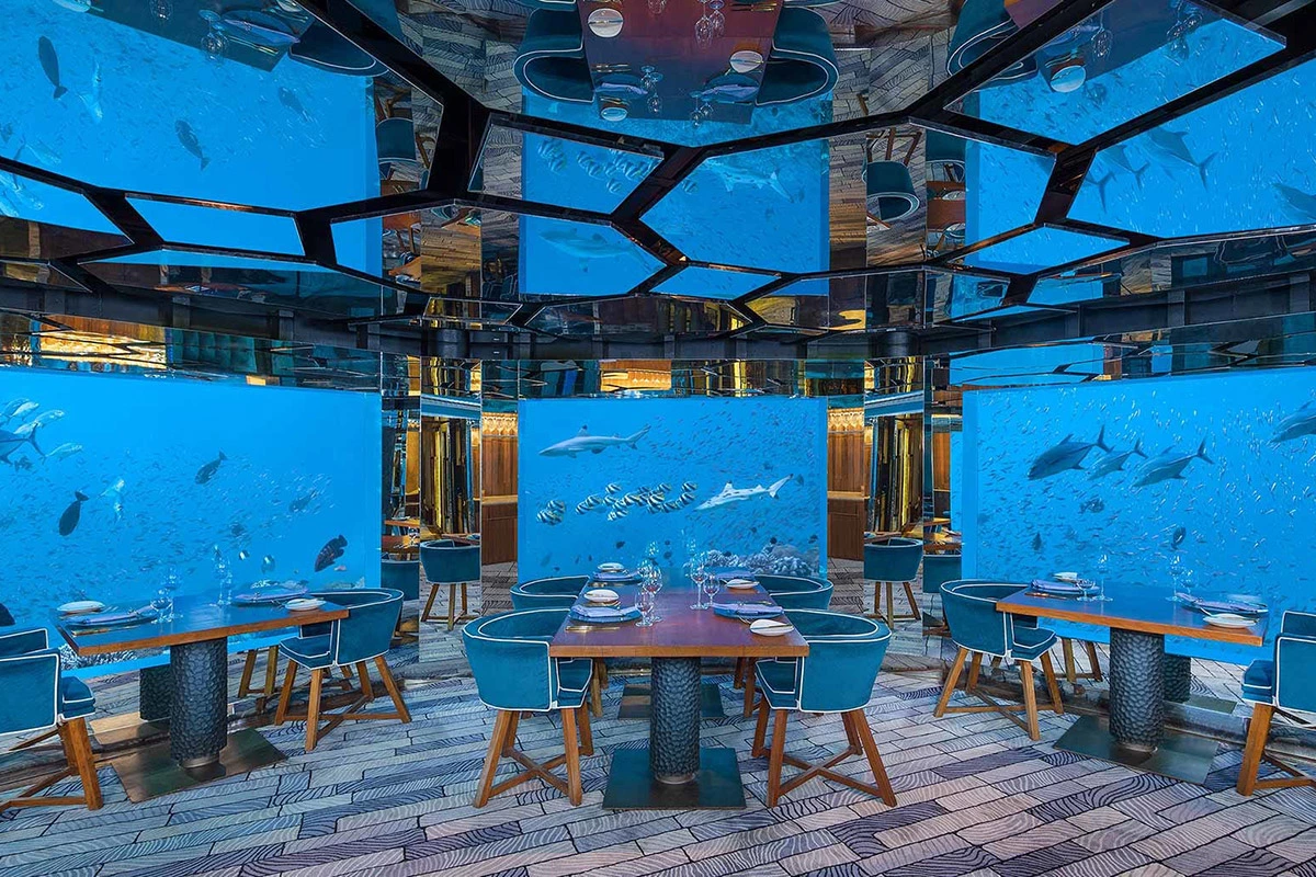Даже классическое предложение в ресторане можно сделать запоминающимся и необычным, если заведение находится под водой. На фото &mdash; ресторан SEA на Мальдивах