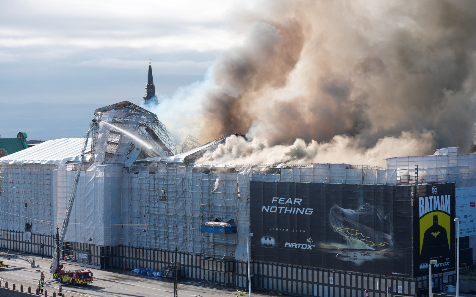Пожар на Старой фондовой бирже в Копенгагене, Дания. 16 апреля 2024 года