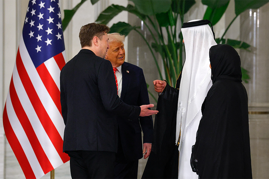 Дональд Трамп беседует с гендиректором компании Tesla Илоном Маском и эмиром Катара перед государственным ужином во дворце в Лусаиле
