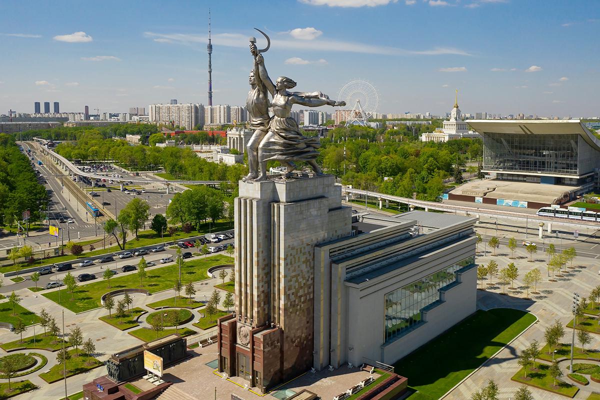 Скульптура &laquo;Рабочий и колхозница&raquo;,&nbsp;единственная сохранившаяся часть павильона&nbsp;СССР на Всемирной выставке в Париже