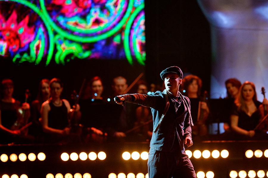 Певец Ярослав Дронов выступает на праздничном концерте в честь пятилетия телепроекта «Голос» в Государственном Кремлевском дворце в Москве, 2017 год