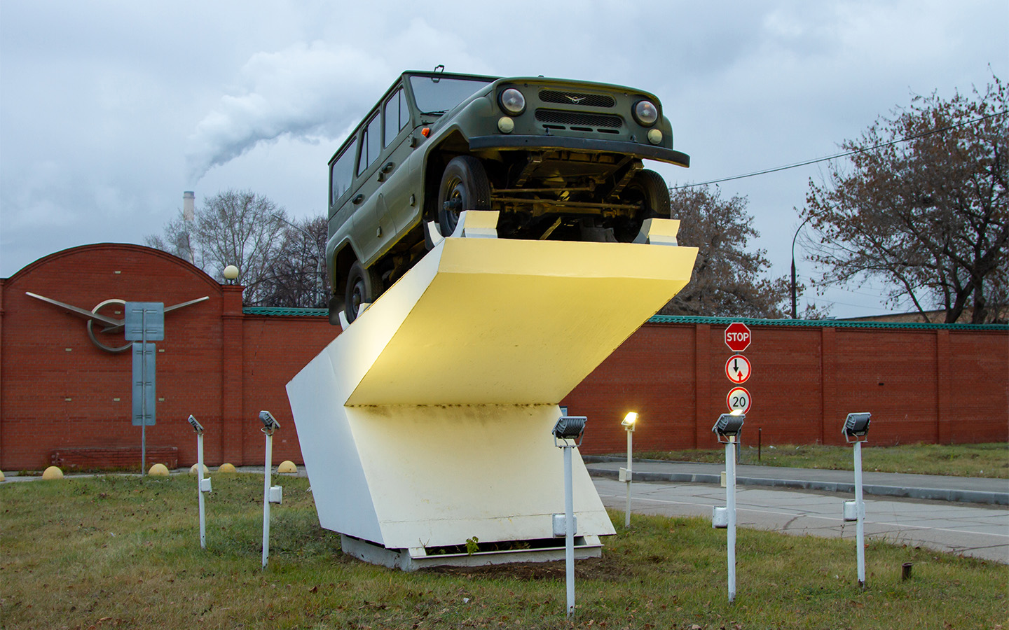 Драматичный памятник открыли 19.11.2003, когда с линии сошел финальный УАЗ-3151, а вслед за ним выехал первый UAZ Hunter. &laquo;При нынешнем руководстве Hunter ни за что не отправят в отставку&raquo;, &mdash; убежден Алексей Спирин