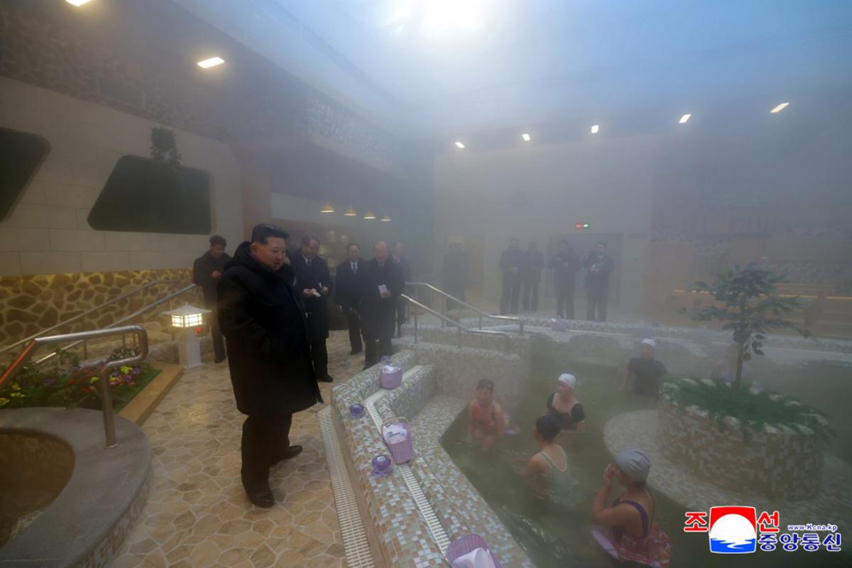 Ким Чен Ын на открытии центра отдыха для рабочих Онпхо в городе Кёнсон, провинция Северный Хамгён, Северная Корея