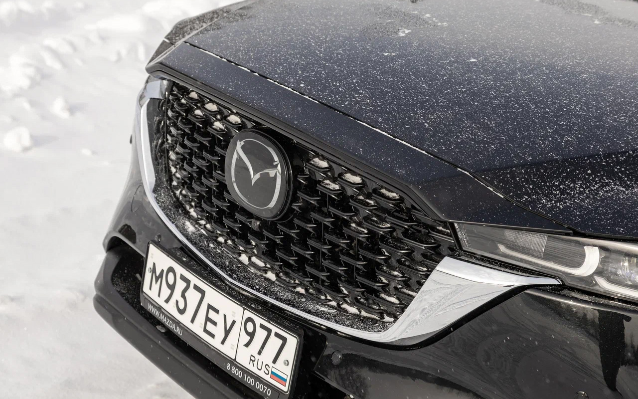 Спереди рестайлинговая&nbsp;Mazda CX-5 второго поколения проста и лаконична: решетка радиатора &mdash; будто картина в хромированной рамке