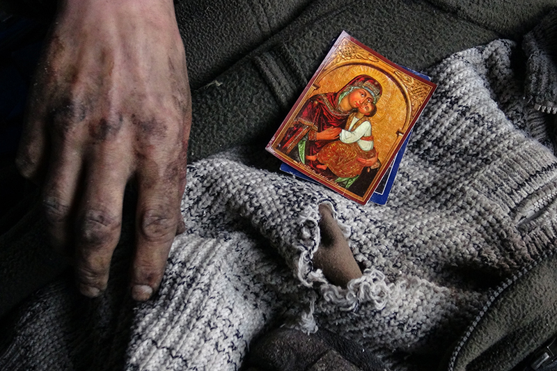 Икона Божьей Матери погибшего военнослужащего украинской армии в разрушенном здании аэропорта.
