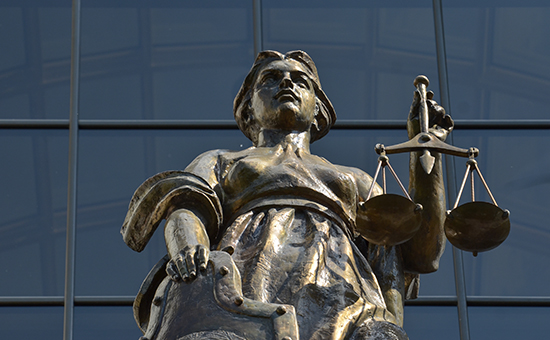 Статуя Фемиды на здании Верховного суда РФ