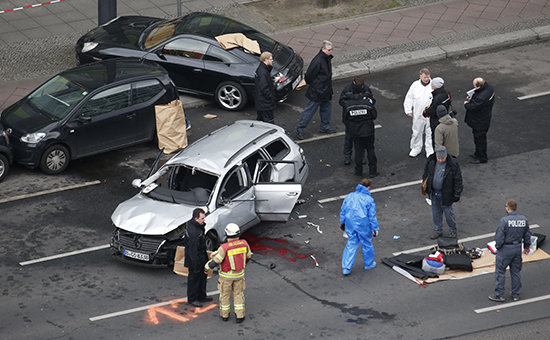 Полиция осматривает обломки взорвавшегося автомобиля&nbsp;VW. Берлин, Германия


