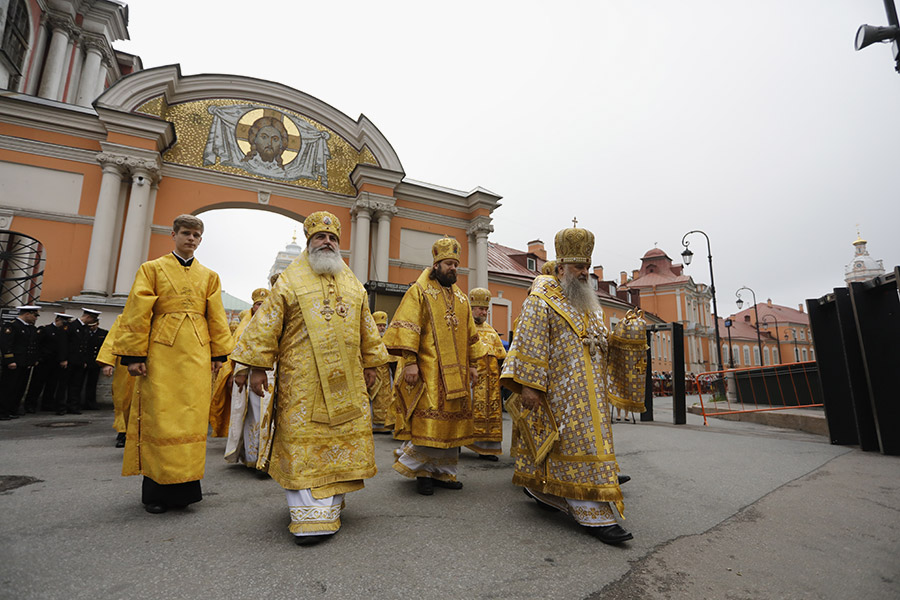 Митрополит Санкт-Петербургский и Ладожский Варсонофий (справа) во время малого крестного хода.