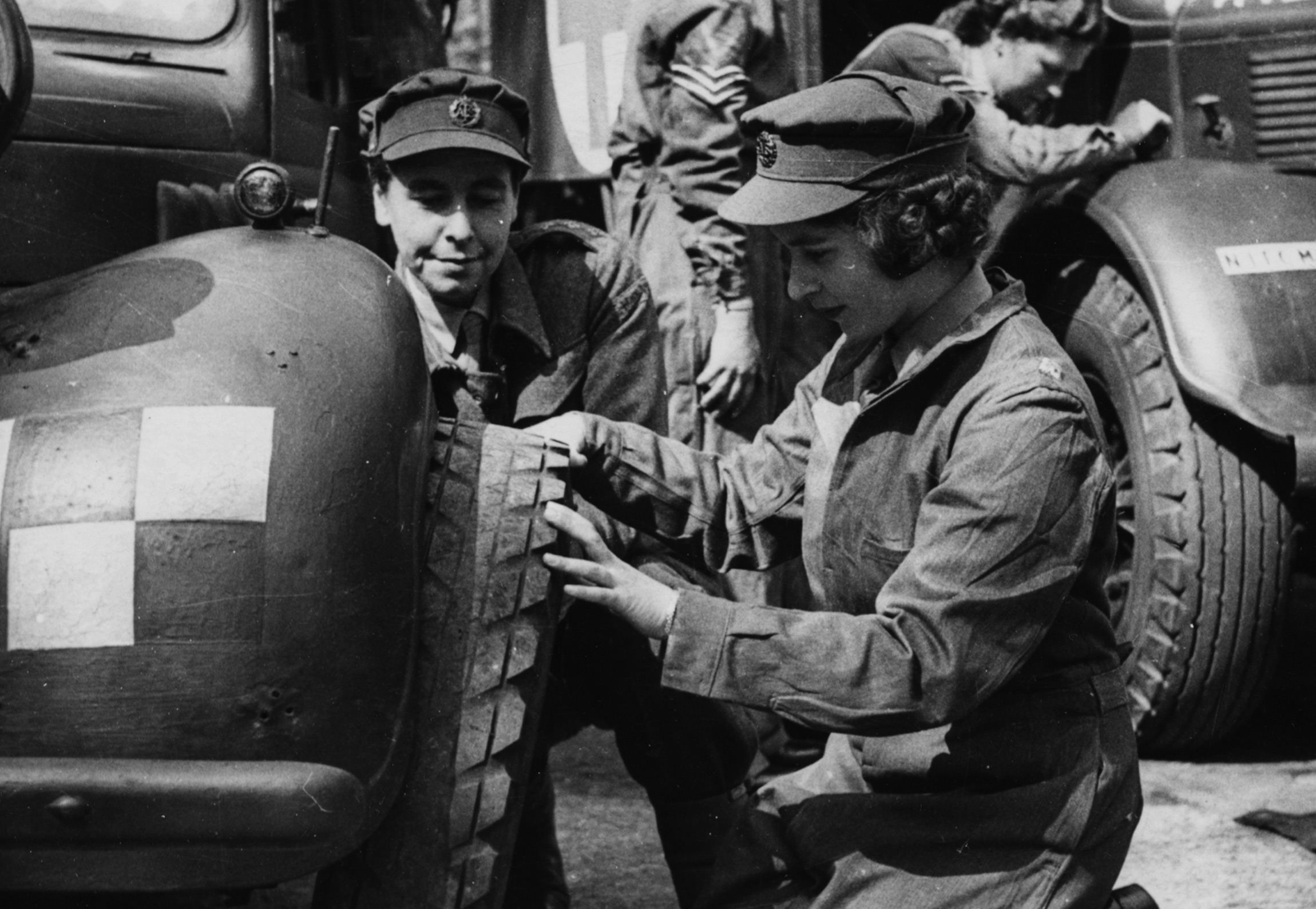 Принцесса Елизавета меняет шину в ходе военной подготовки, 18 апреля 1945 года.

Во время Второй мировой войны будущая королева настояла, что пойдет учиться на механика-водителя