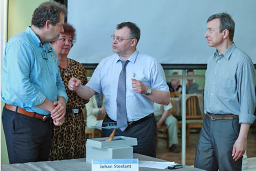 Йохан Стилант (крайний слева)&nbsp;и&nbsp;Анатолий Губанов&nbsp;(крайний справа)