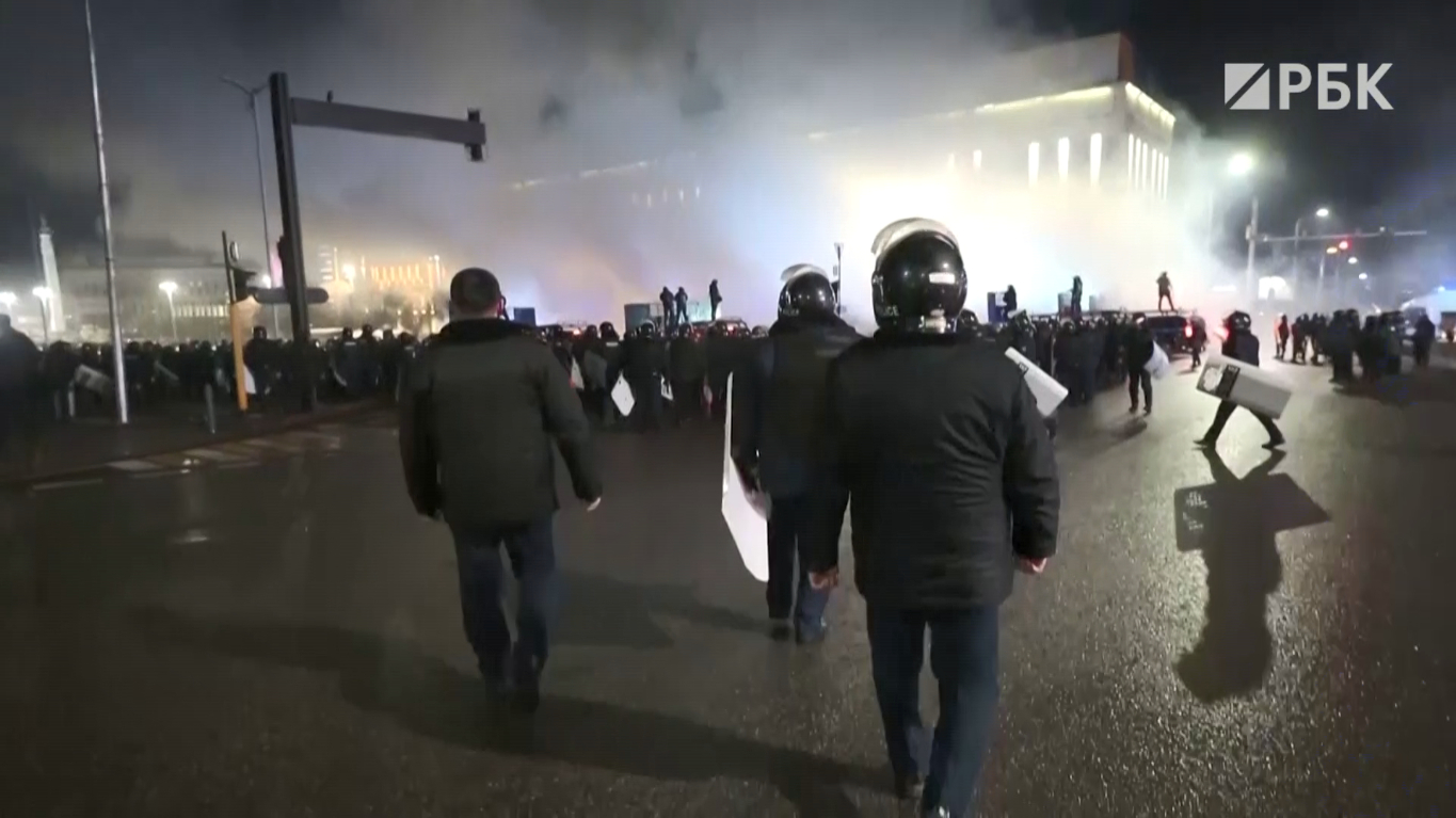 Как выглядит Алма-Ата после столкновений и погромов. Видео"/>













