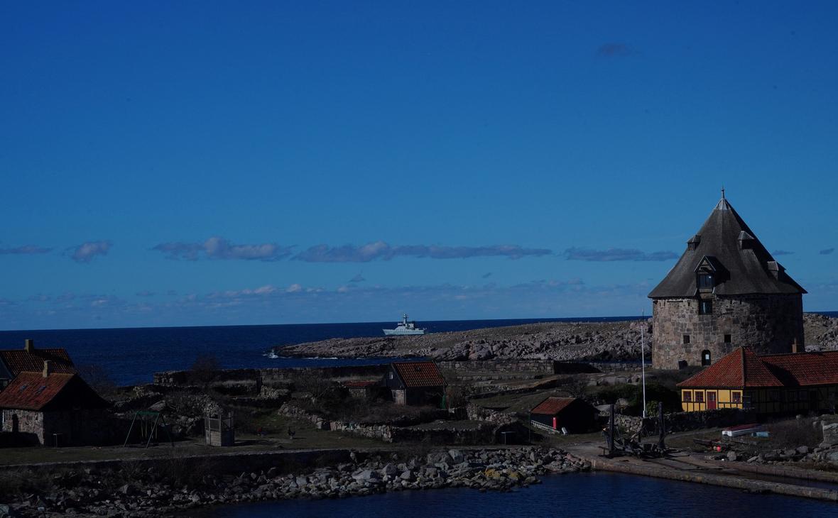 Датский военный корабль исследует территорию у острова Кристиансё