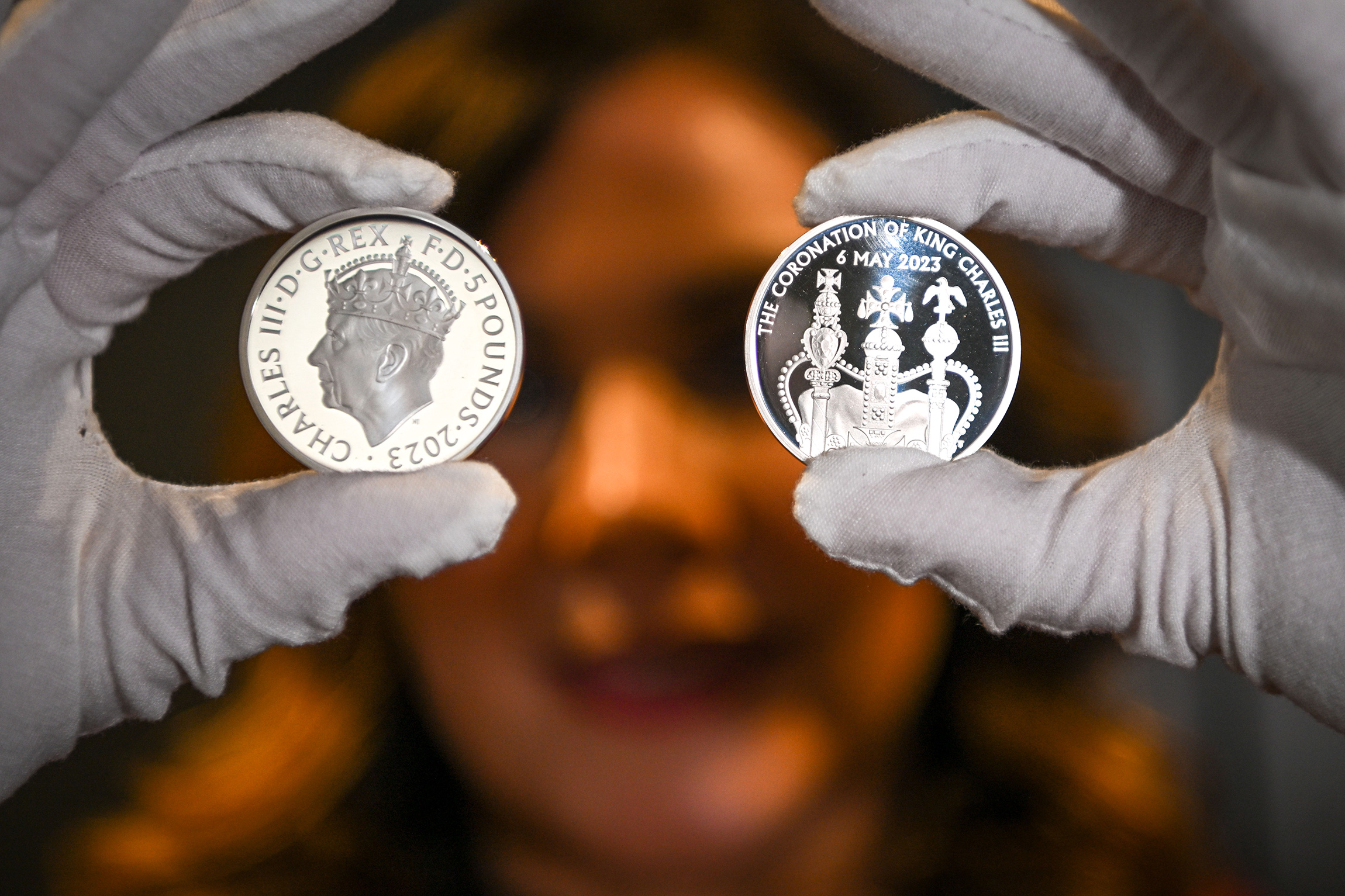 Королевский монетный двор представил монеты, посвященные предстоящей коронации: с одной стороны на них изображен Карл III с короной Тюдоров на голове, с другой&nbsp;&mdash; Вестминстерское аббатство или корона Святого Эдуарда, созданная в 1661 году для Карла II. Деньги не будут выпущены в обращение и будут доступны лишь как предметы коллекционирования. Памятные монеты будут номиналом 50 пенсов и пять фунтов стерлингов