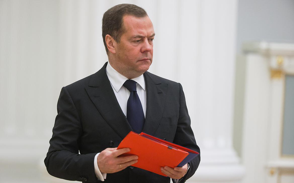 Медведев раскритиковал нейросеть «Яндекса» за уход от ответов про Бандеру
