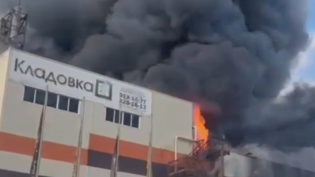 В Екатеринбурге горит склад на 3,5 тыс. кв. м. Видео