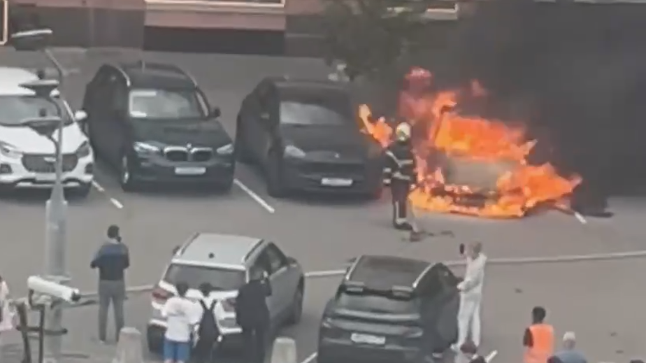 На западе Москвы пожарные потушили горящие на парковке автомобили. Видео