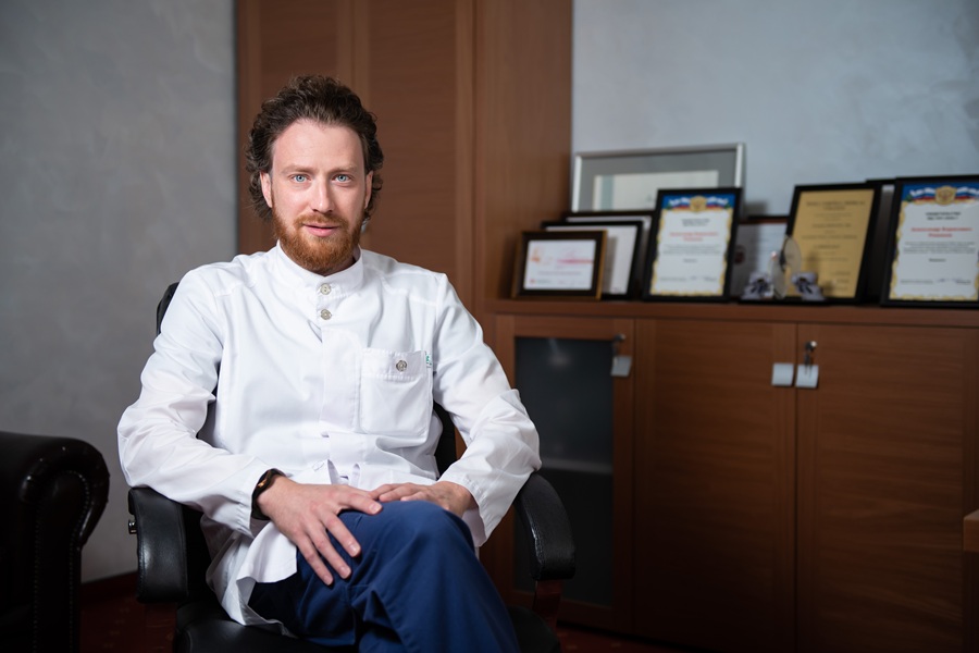 Александр Романов&nbsp;&mdash; замдиректора по научной работе, заведующий научно-исследовательским отделом нарушений ритма сердца, врач-сердечно-сосудистый хирург. Доктор медицинских наук