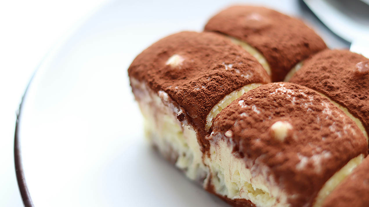 От тирамису к баскскому чизкейку: эволюция сладкого в десертных витринах