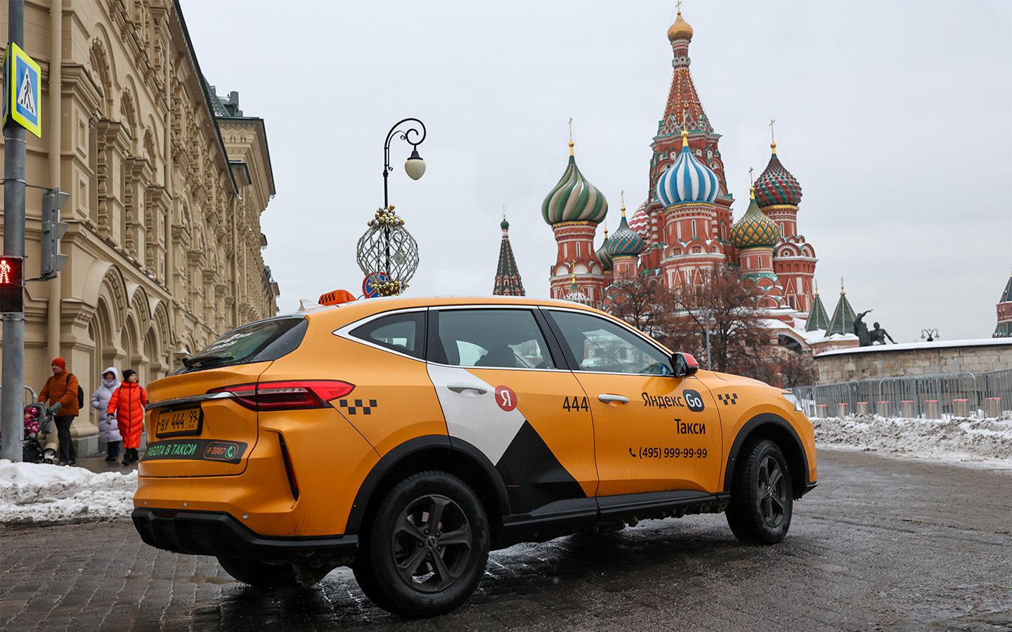 В Новый год вырастут цены на такси. Мы узнали, насколько и как сэкономить