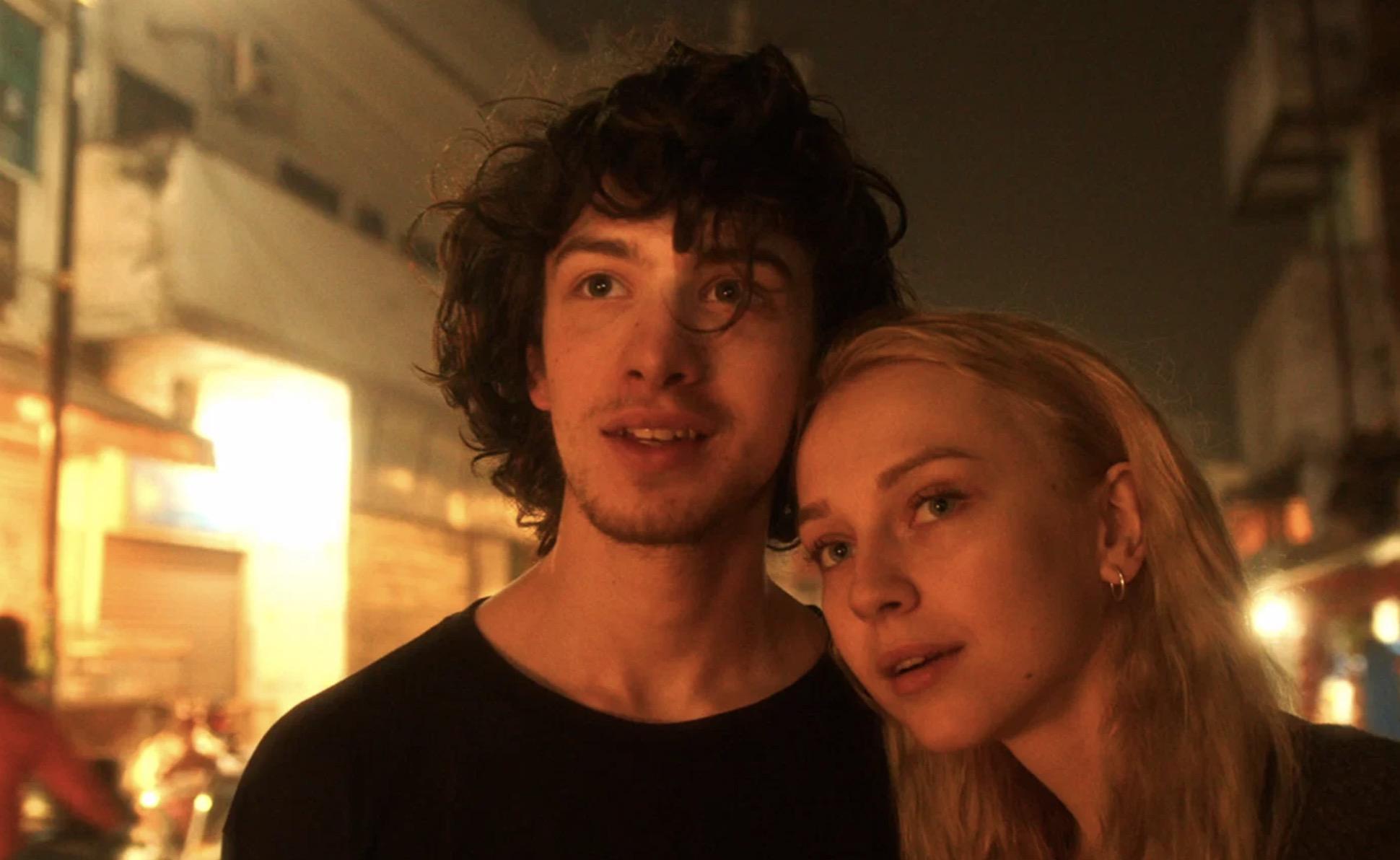 «Надо снимать фильмы о любви».Фильм Романа Михайлова — бывшего математика, сектанта и профессионального игрока в карты, а теперь драматурга и режиссера, снимающего фильмы за копейки, вышел на экраны в августе 2025-го. Зрителям представили мокьюментари про сказочную Индию, сказочную молодость, просветление, единение, высшие смыслы. Все причастные к съемкам новые лица (Чингиз Гараев, например) мгновенно стали звездами (ну, кроме рэпера Хаски и Марка Эйдельштена, который прославился «Анорой»), а культ режиссера Михайлова возрос до небес и дотянулся до Солнца. Критики практически единогласно именовали этот фильм шедевром, но проникали и противоположные мнения. Например, что кино о «кино о любви» получилось безыдейным набором кривляний и детских восторгов