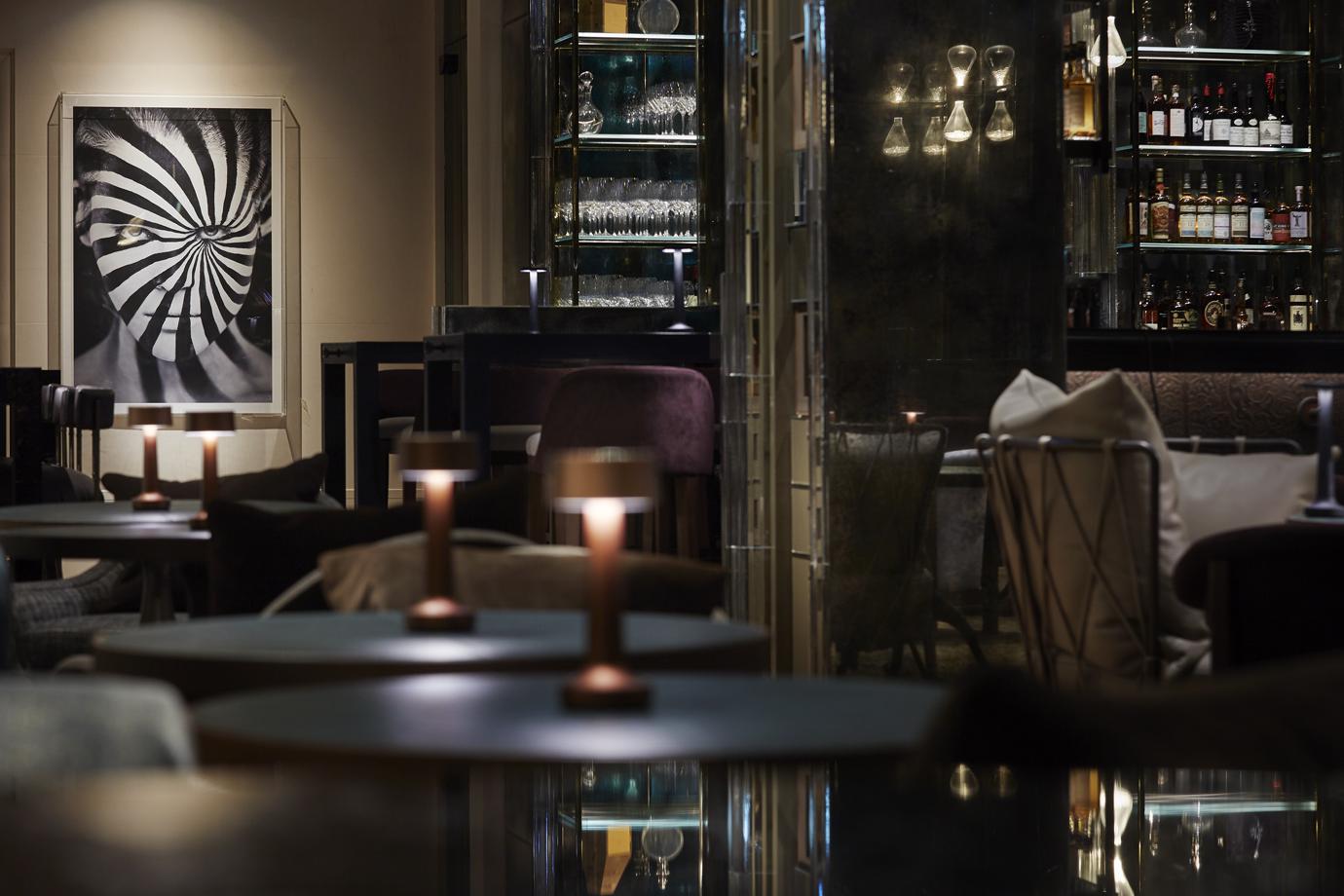 Фотография&nbsp;Александра Хохлова в интерьере отеля Rosewood&nbsp;