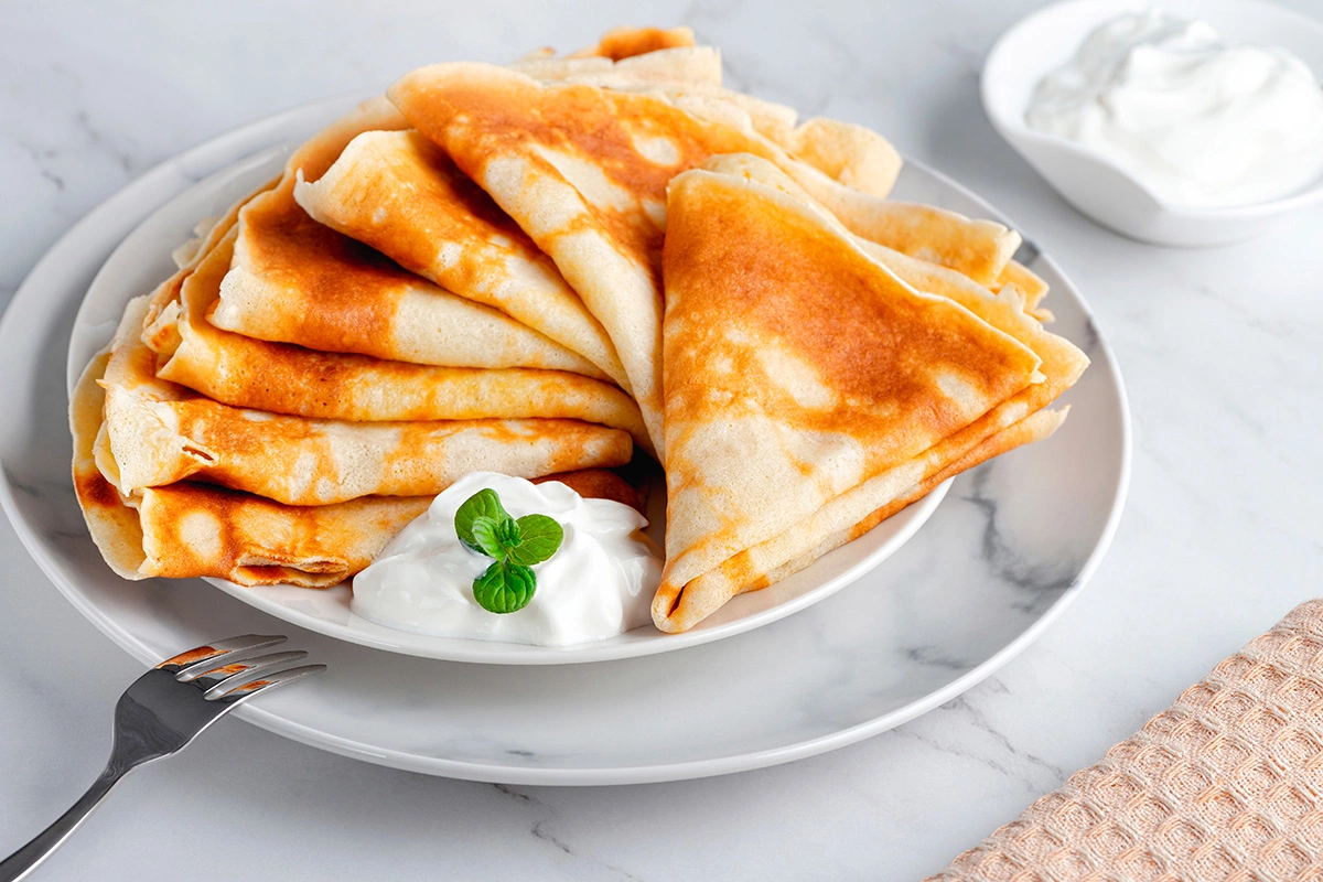 Лучше ограничиться двумя-тремя блинчиками и дополнить их белковой начинкой или овощами