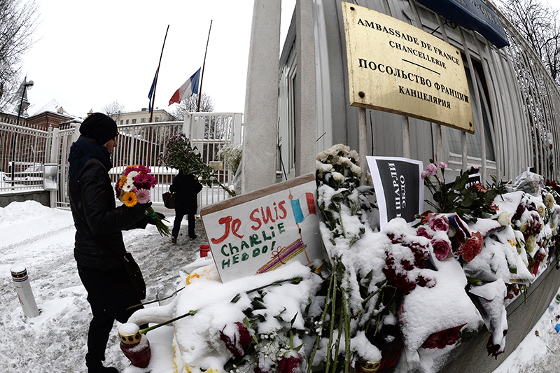 Акция солидарности с французским народом у посольства Франции в Москве