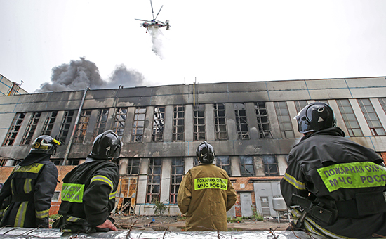 Пожар в здании цеха на территории бывшего завода ЗИЛ