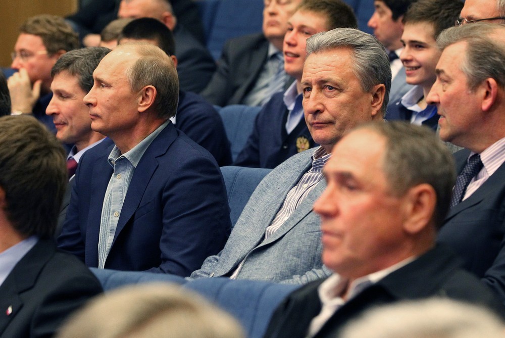 В.Путин посмотрел с хоккейными юниорами фильм о В.Харламове