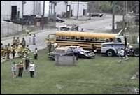 В США в результате столкновения фуры, нагруженной стальными тросами, с школьным автобусом пострадали 48 человек