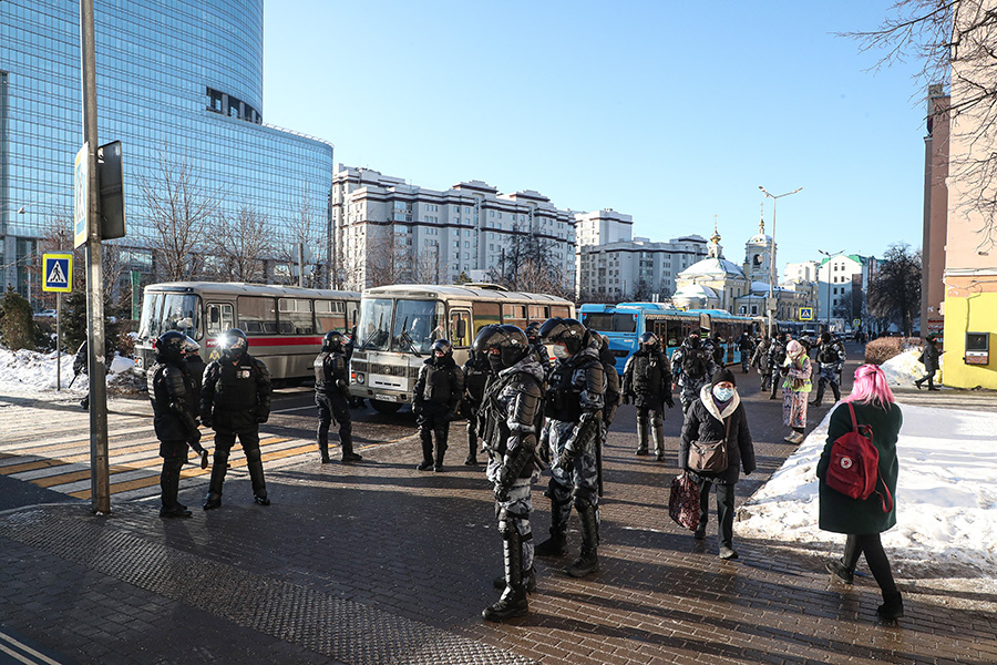 В течение дня полиция задерживала людей возле суда и у метро &laquo;Преображенская площадь&raquo;