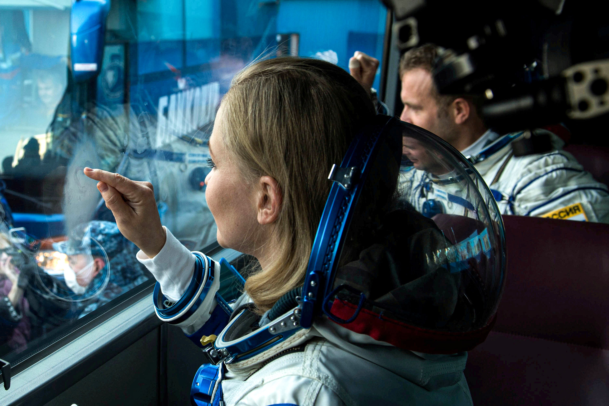 2021-й стал годом начала космического и орбитального туризма: компании Джеффа Безоса Blue Origin и Илона Маска SpaceX впервые&nbsp;&mdash; 20 июля и 16 сентября&nbsp;&mdash; запустили в космос корабли с полностью гражданскими экипажами. Безос был в составе первой экспедиции. Опередил коллег-миллиардеров глава Virgin Galactic Ричард Брэнсон, совершивший суборбитальный полет 11 июля.

За прошедшие полгода в космосе или околокосмическом пространстве побывали 90-летний актер из сериала &laquo;Стартрек&raquo; Уильям Шетнер, ведущий телешоу Good Morning America на канале ABC Майкл Страхан, старшая дочь первого астронавта Алана Шепарда Лора Шепард Чарчли, а также ветераны NASA и&nbsp;&mdash; в качестве платных туристов&nbsp;&mdash; бизнесмены, инвесторы и члены их семей.

В России в космос отправили актрису Юлию Пересильд и режиссера Клима Шипенко: они с 5 по 17 октября снимали на борту Международной космической станции художественный фильм &laquo;Вызов&raquo;, который стал первой в мире картиной, снятой в космосе