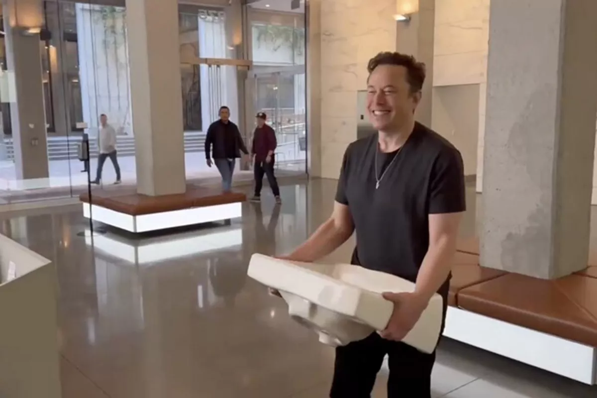 Илон Маск с раковиной в штаб-квартире Twitter