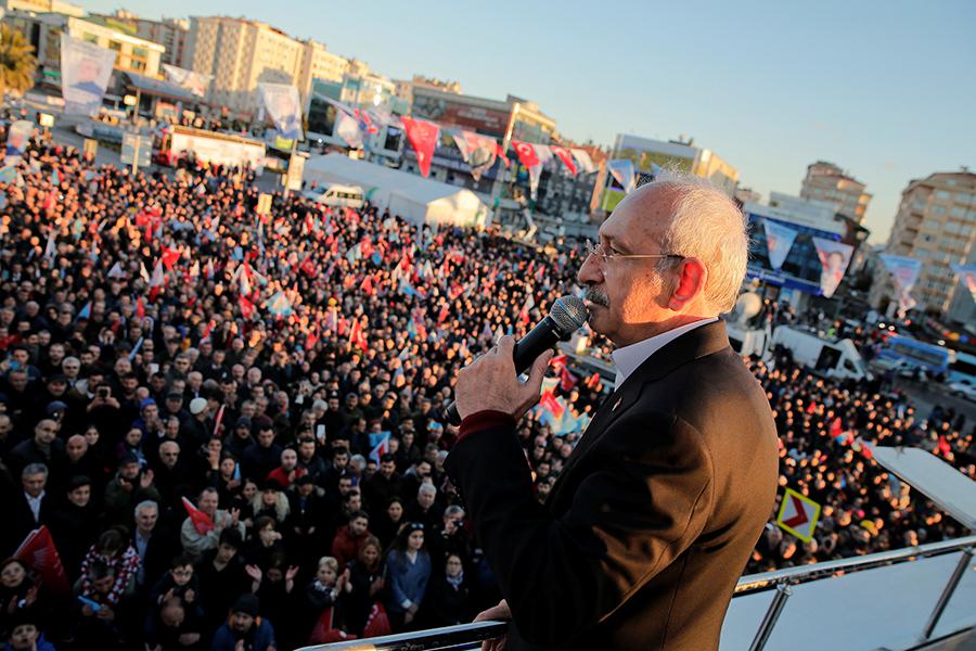 Кемаль Кылычдароглу обращается к своим сторонникам во время митинга в преддверии предстоящих выборов в Стамбуле в 2019 году