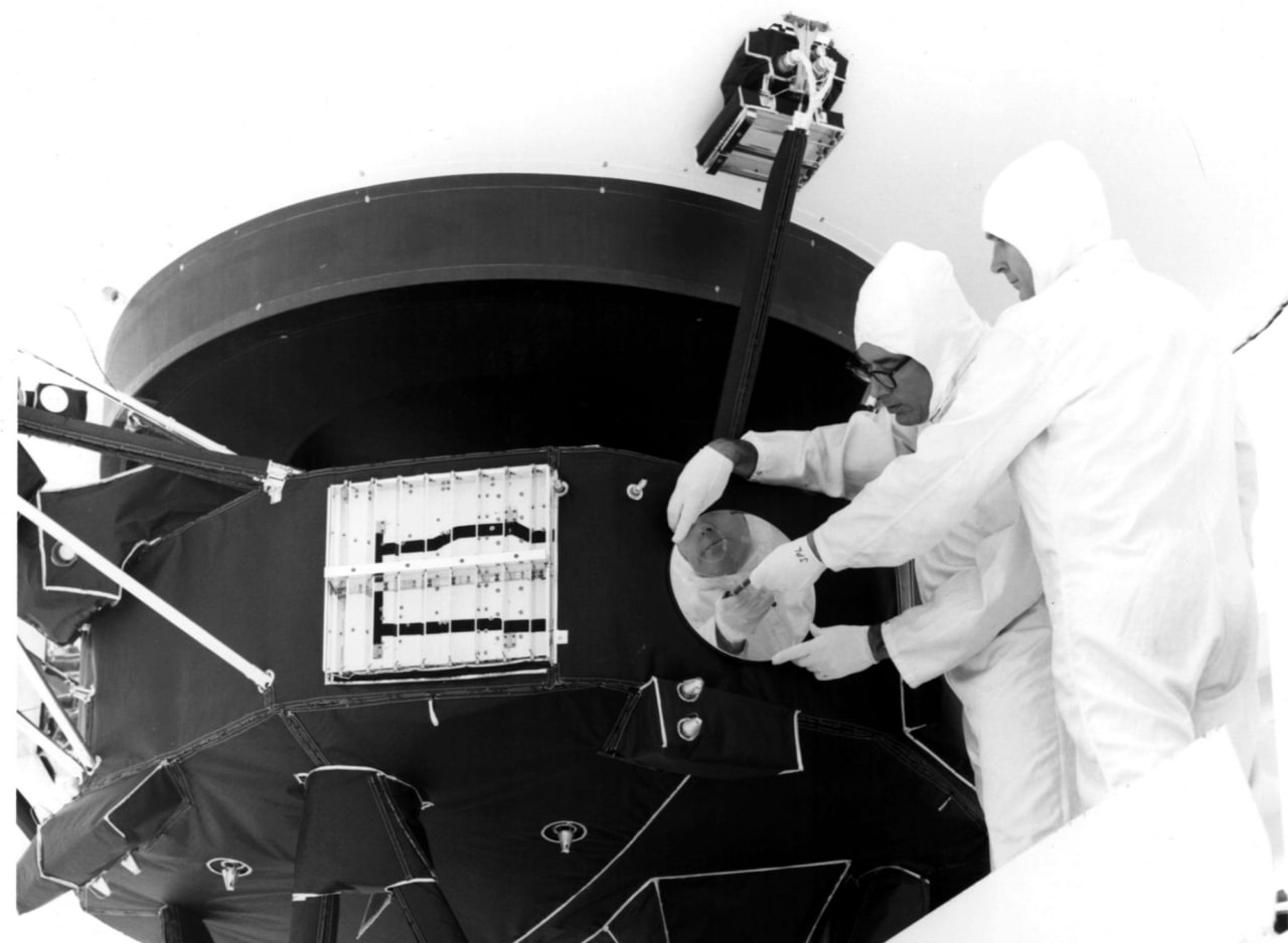 Инженеры закрепляют крышку золотой пластинки &laquo;Вояджера-1&raquo;