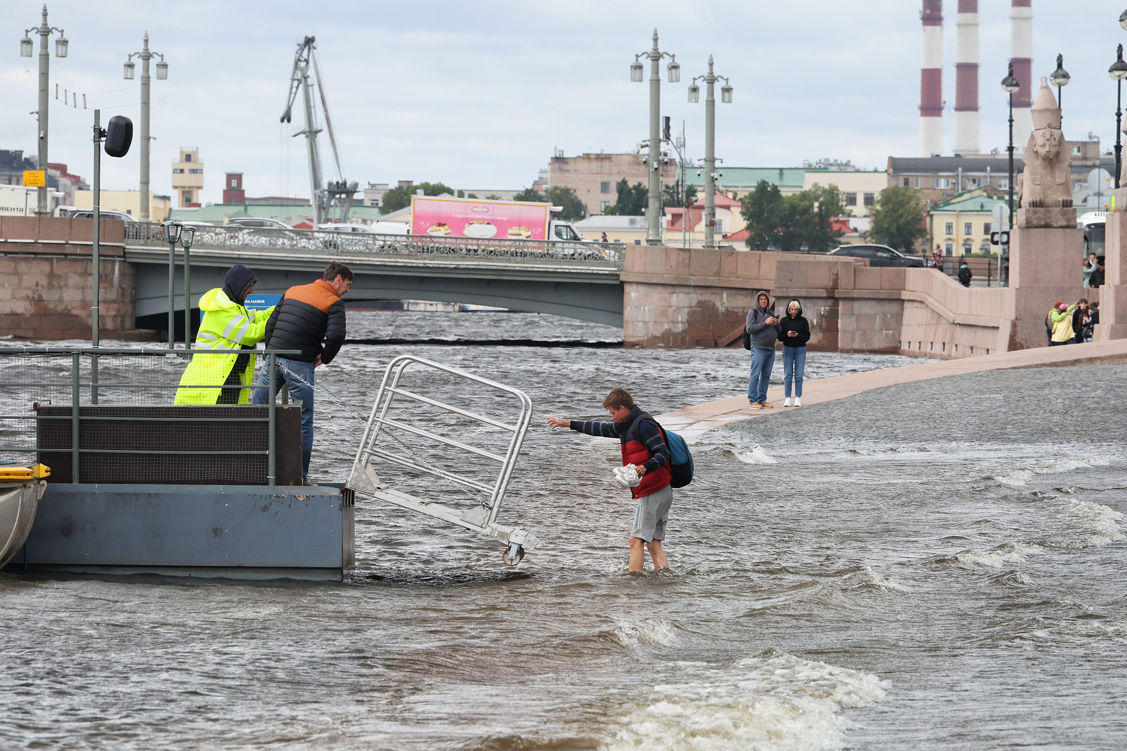 Из-за непогоды пострадали пять человек, сообщили в городском МЧС. Также повреждены восемь автомобилей.