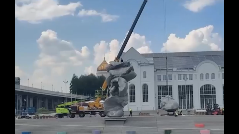 В центре Москвы начали демонтаж скульптуры «Большая глина № 4»