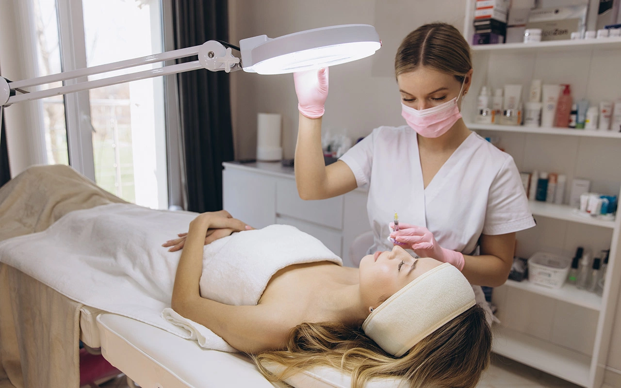 Кроме того, в бюджет нужно заложить серьезный фонд на закупку люксовых косметических линеек и обучение персонала