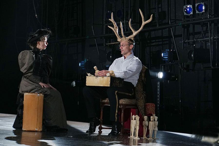 Мария Смольникова и Анатолий Белый в спектакле &laquo;Сережа&raquo; в постановке Дмитрия Крымова, МХТ, 2018 год