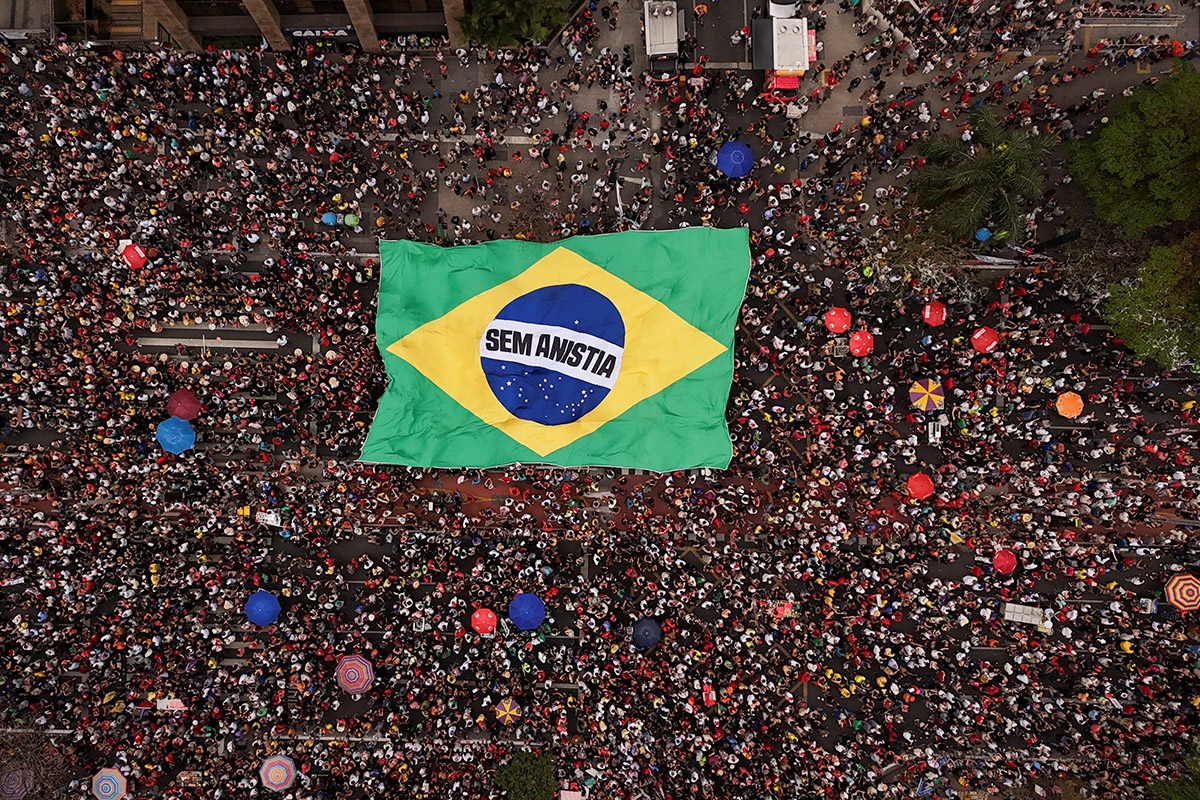 21 сентября по всей Бразилии прошли акции протеста. Их участники выступили против возможного помилования экс-президента Жаира Болсонару и его сторонников, осужденных за попытку переворота.